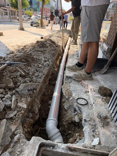 Düzce'de kaldırım altı ana kanalizasyon hattı kazısı ve PVC boru döşeme
