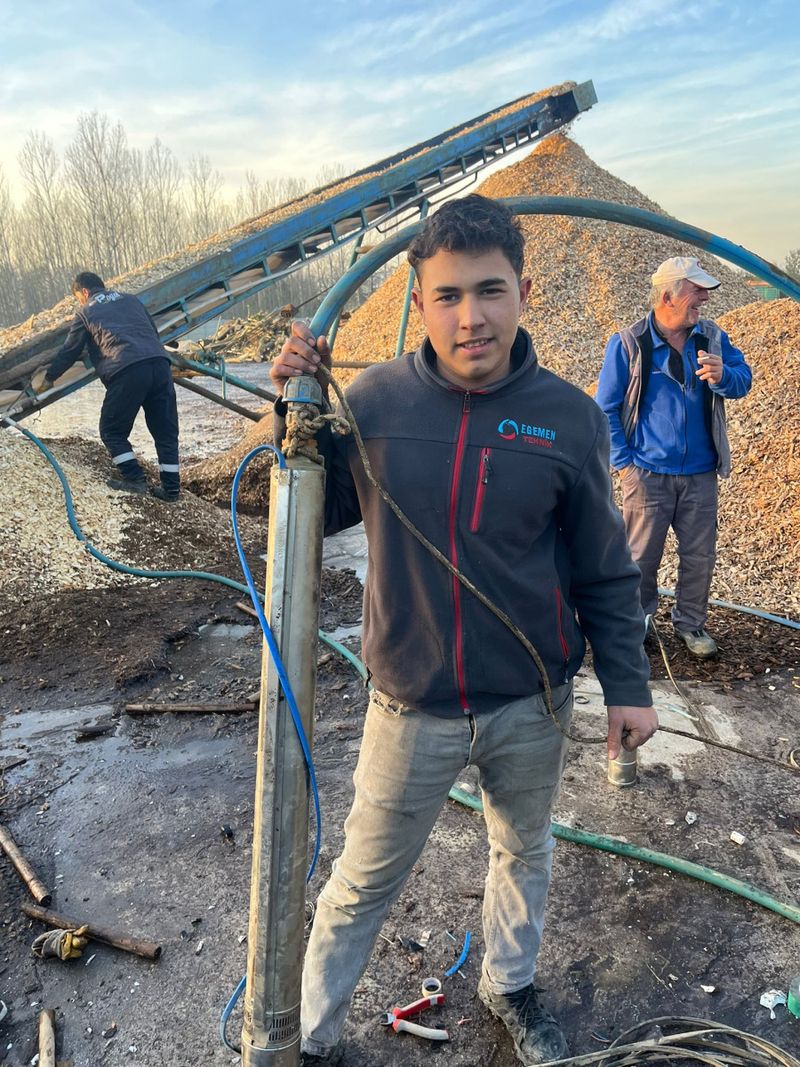 Düzce'de Albayrak Teknik Tesisat ekibi sahada sondaj ve boru çalışmasında