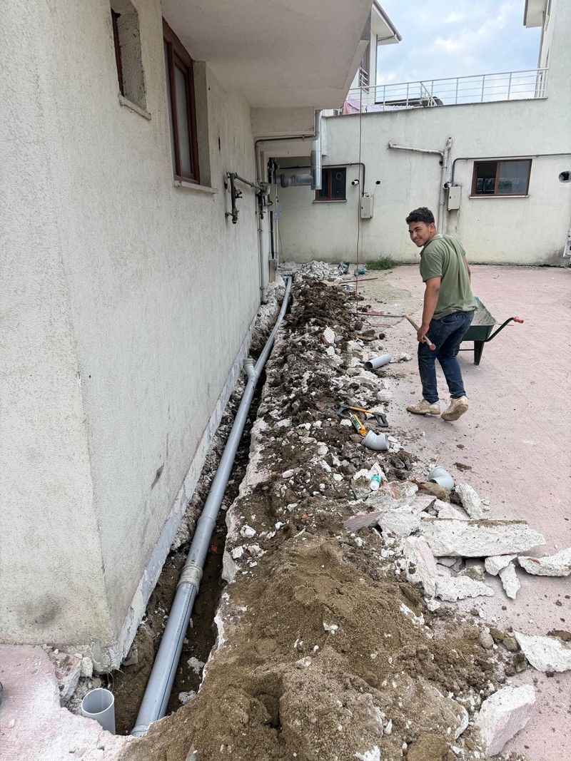 Düzce'de bina çevresi kanalizasyon hattı yenileme ve rögar yapımı
