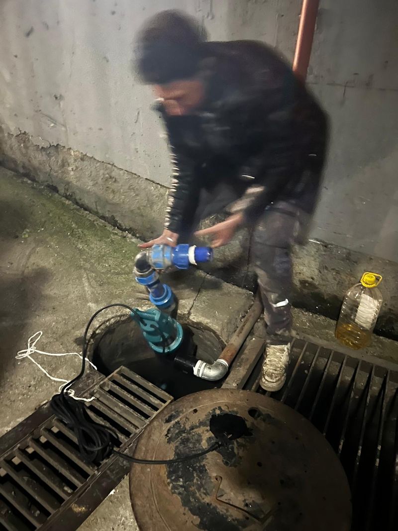 Düzce'de dolan bina rögarının dalgıç pompa ile tahliyesi, Albayrak Teknik Tesisat