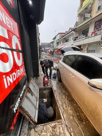 Düzce'de sokak rögarından kanal jet ile bina gider hattı açma