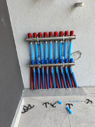 Düzce'de kırmızı-mavi yerden ısıtma kollektörü ve devre bağlantıları